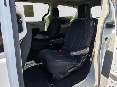 2023 Chrysler Voyager LX FWD