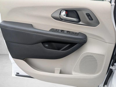 2024 Chrysler Pacifica Hybrid Select FWD