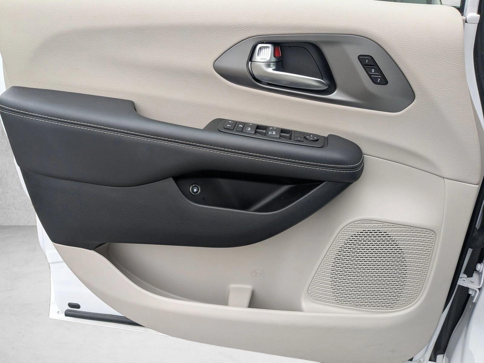 2024 Chrysler Pacifica Hybrid Select FWD