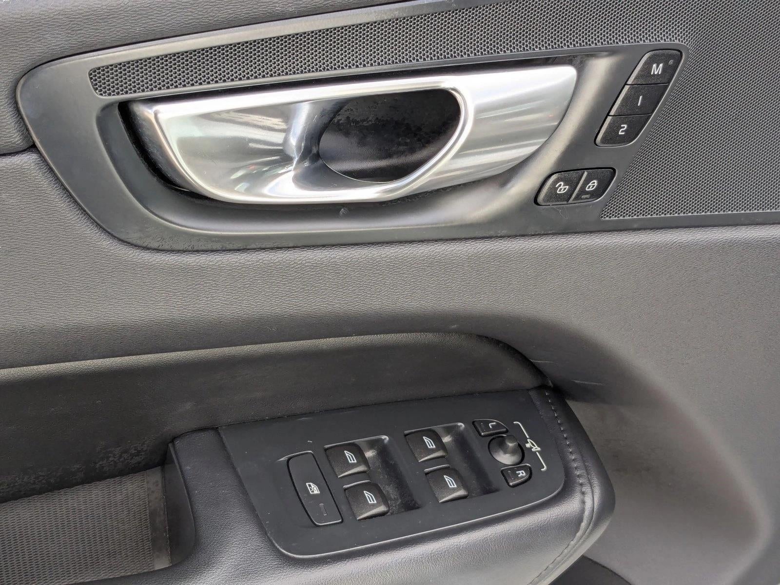 2024 Volvo XC60 B5 AWD Core Dark Theme