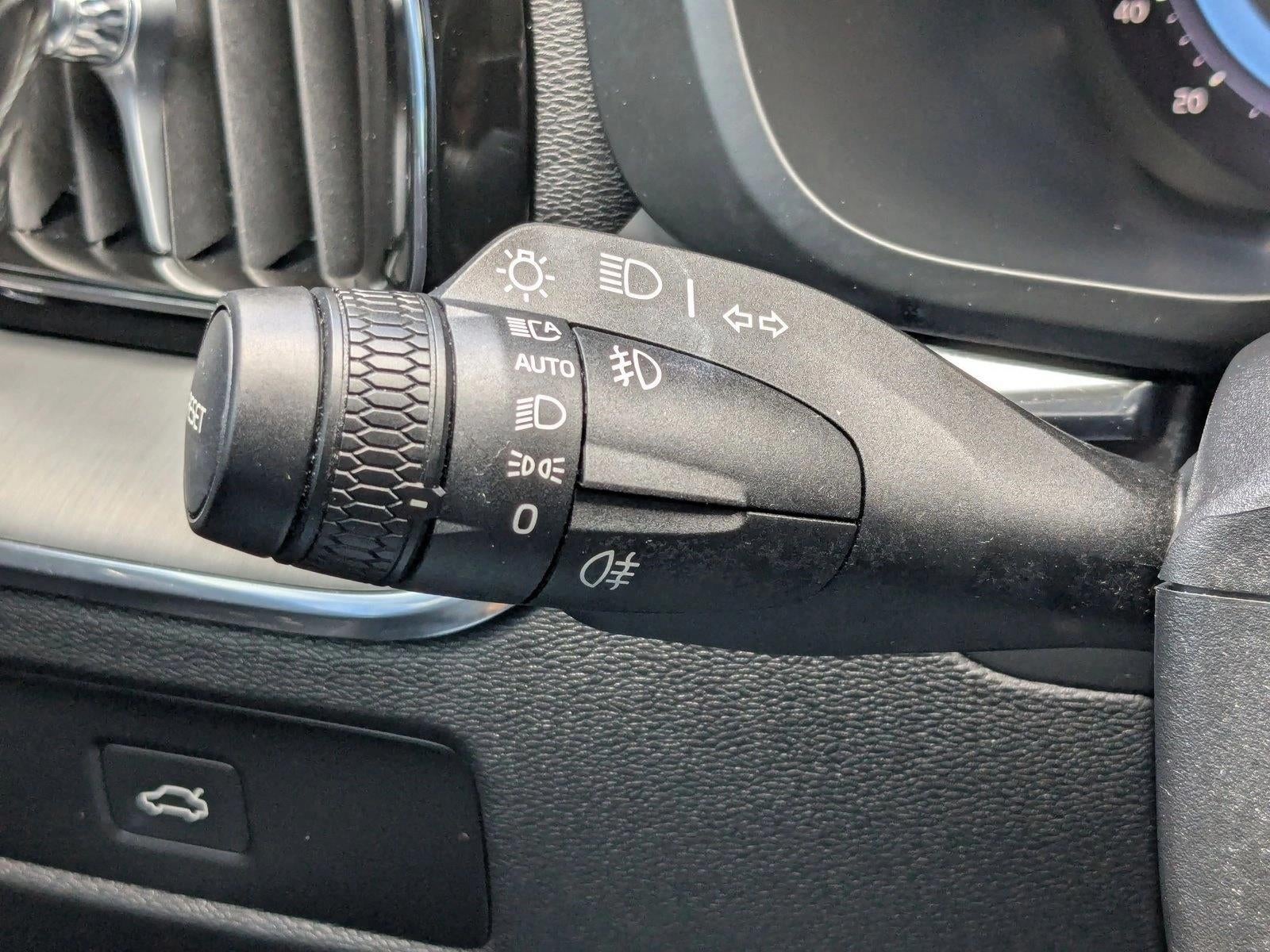2024 Volvo XC60 B5 AWD Core Dark Theme