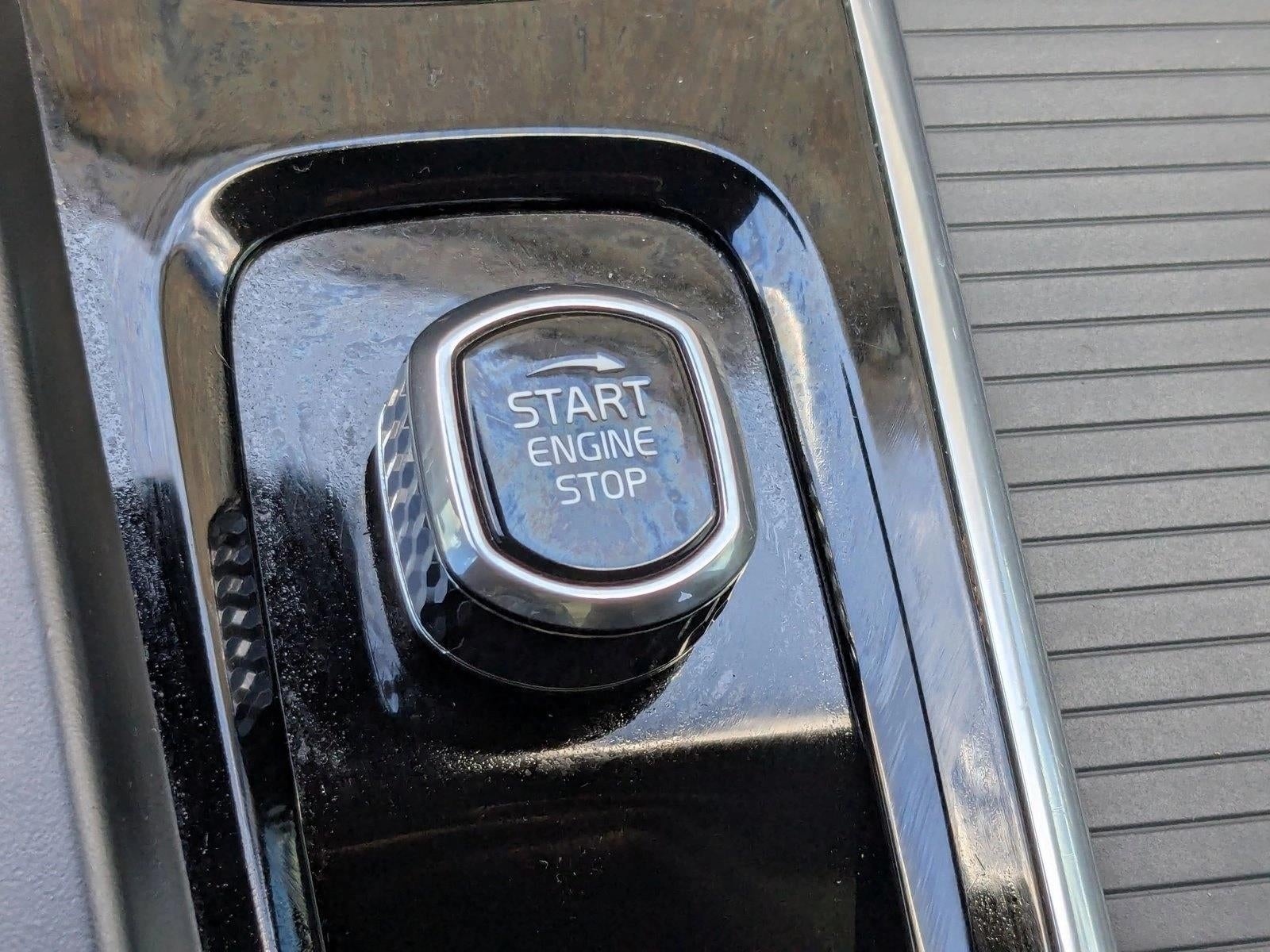 2024 Volvo XC60 B5 AWD Core Dark Theme
