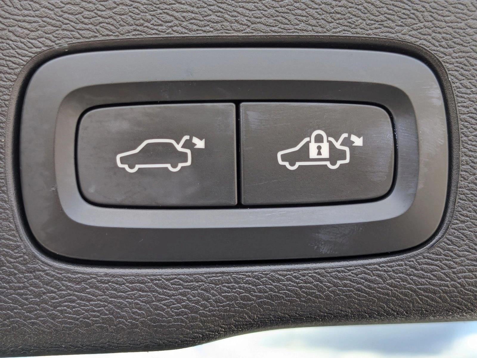 2024 Volvo XC60 B5 AWD Core Dark Theme