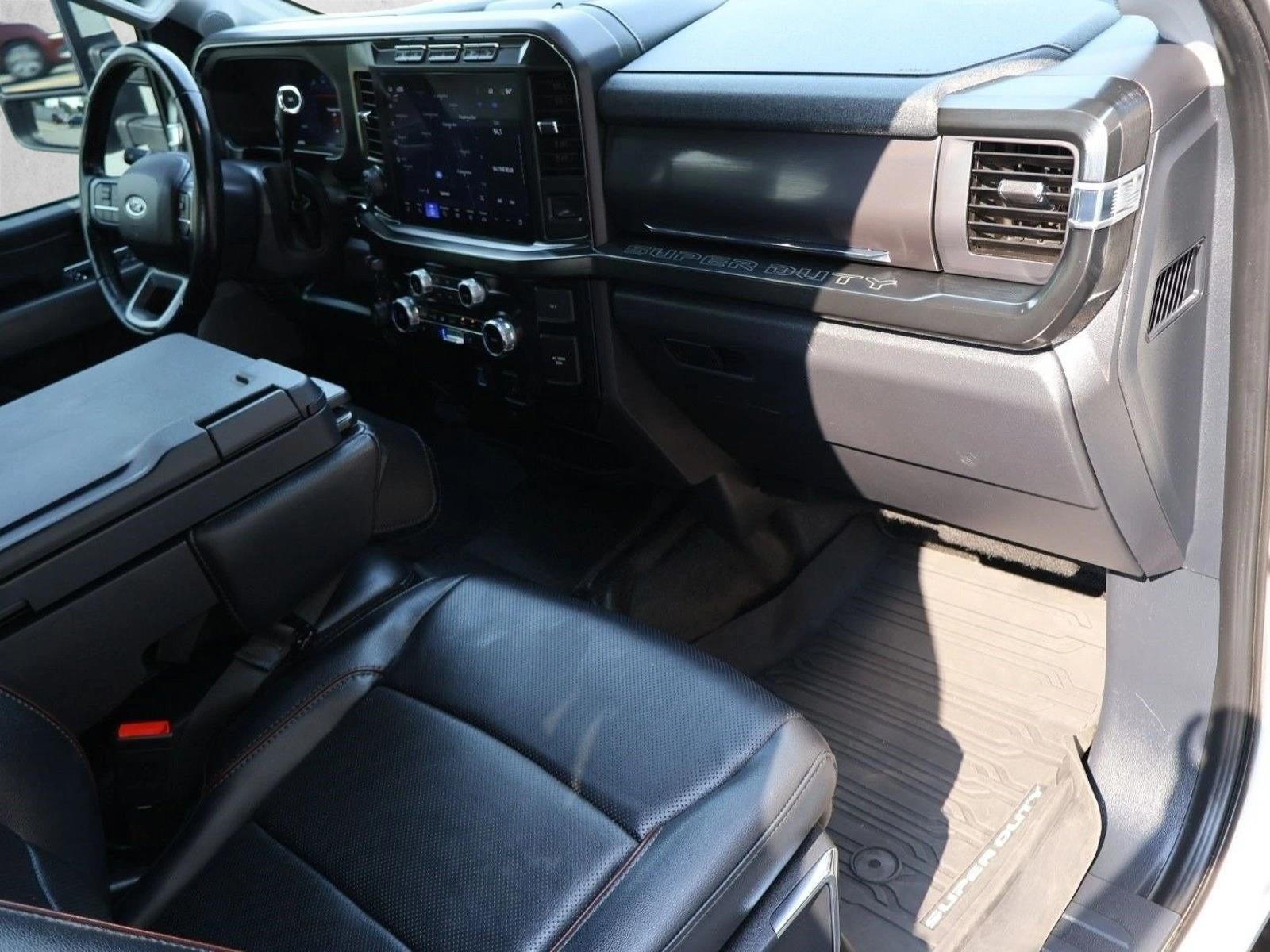 2023 Ford Super Duty F-350 DRW LARIAT 4WD Crew Cab 8' Box