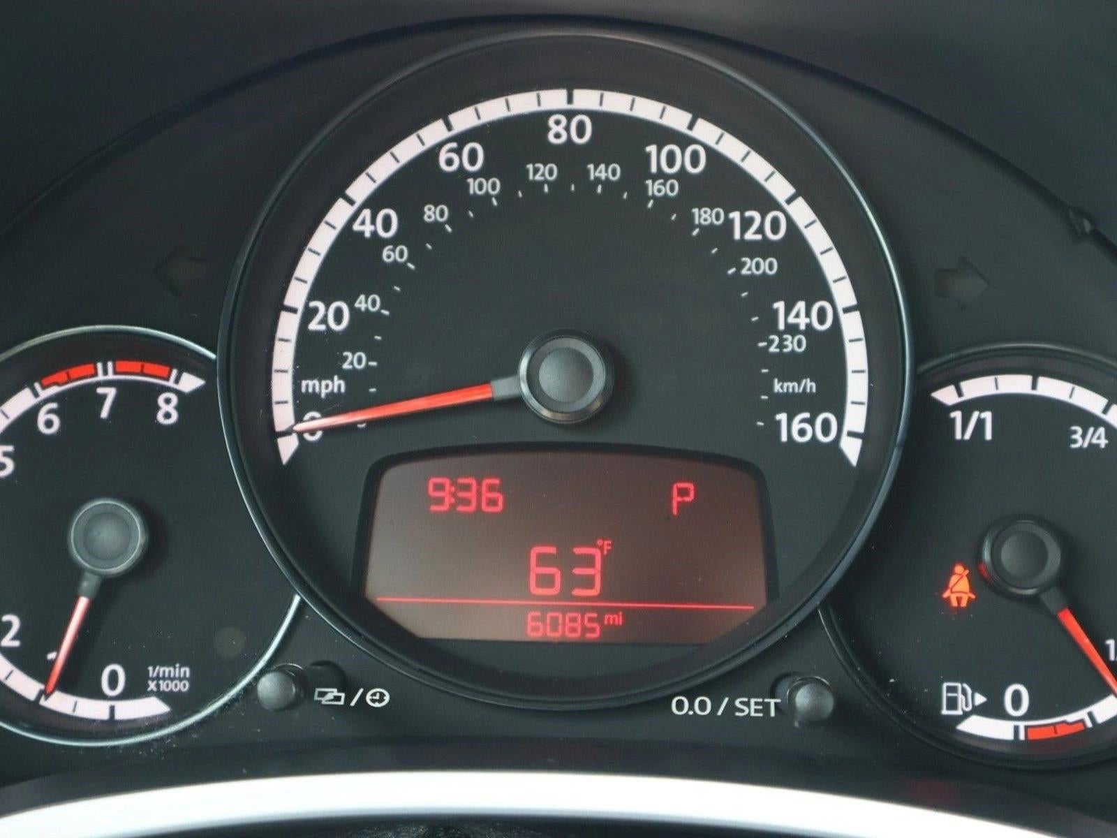 2013 Volkswagen Beetle Convertible 2dr DSG 2.0T