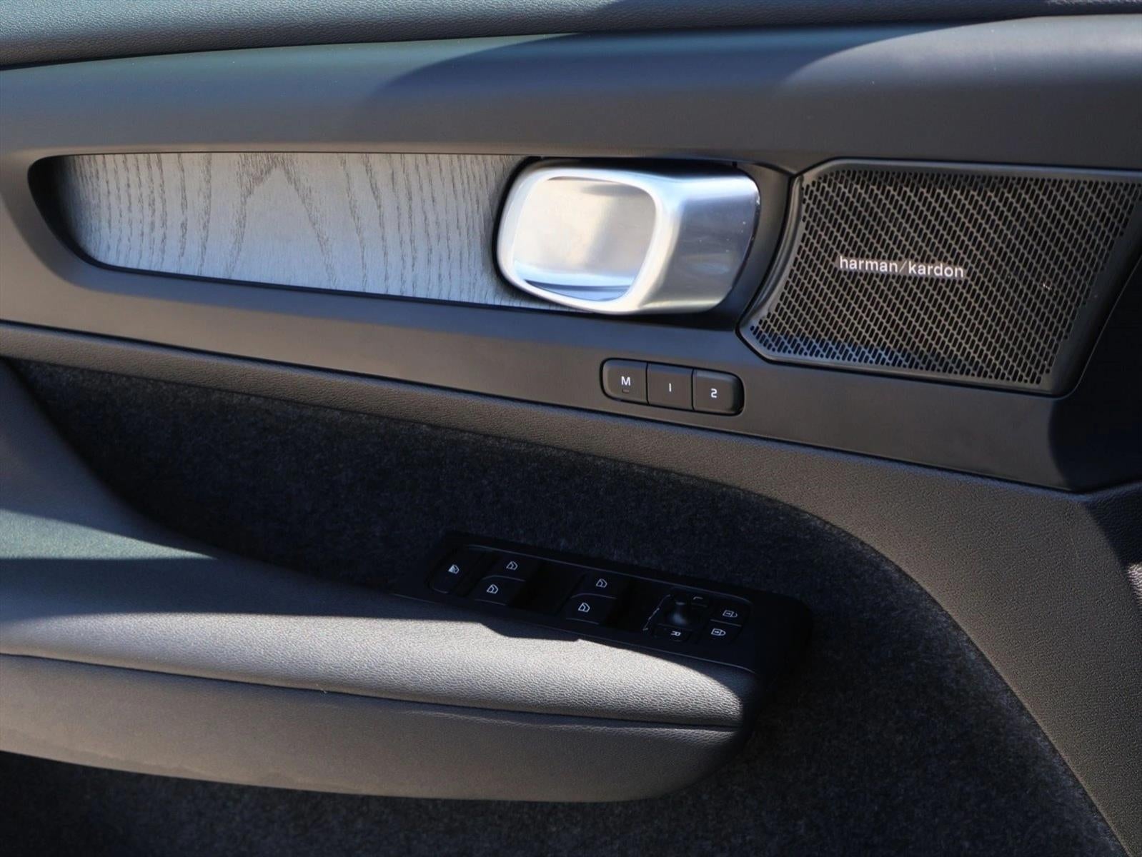 2023 Volvo XC40 B5 AWD Ultimate Dark Theme