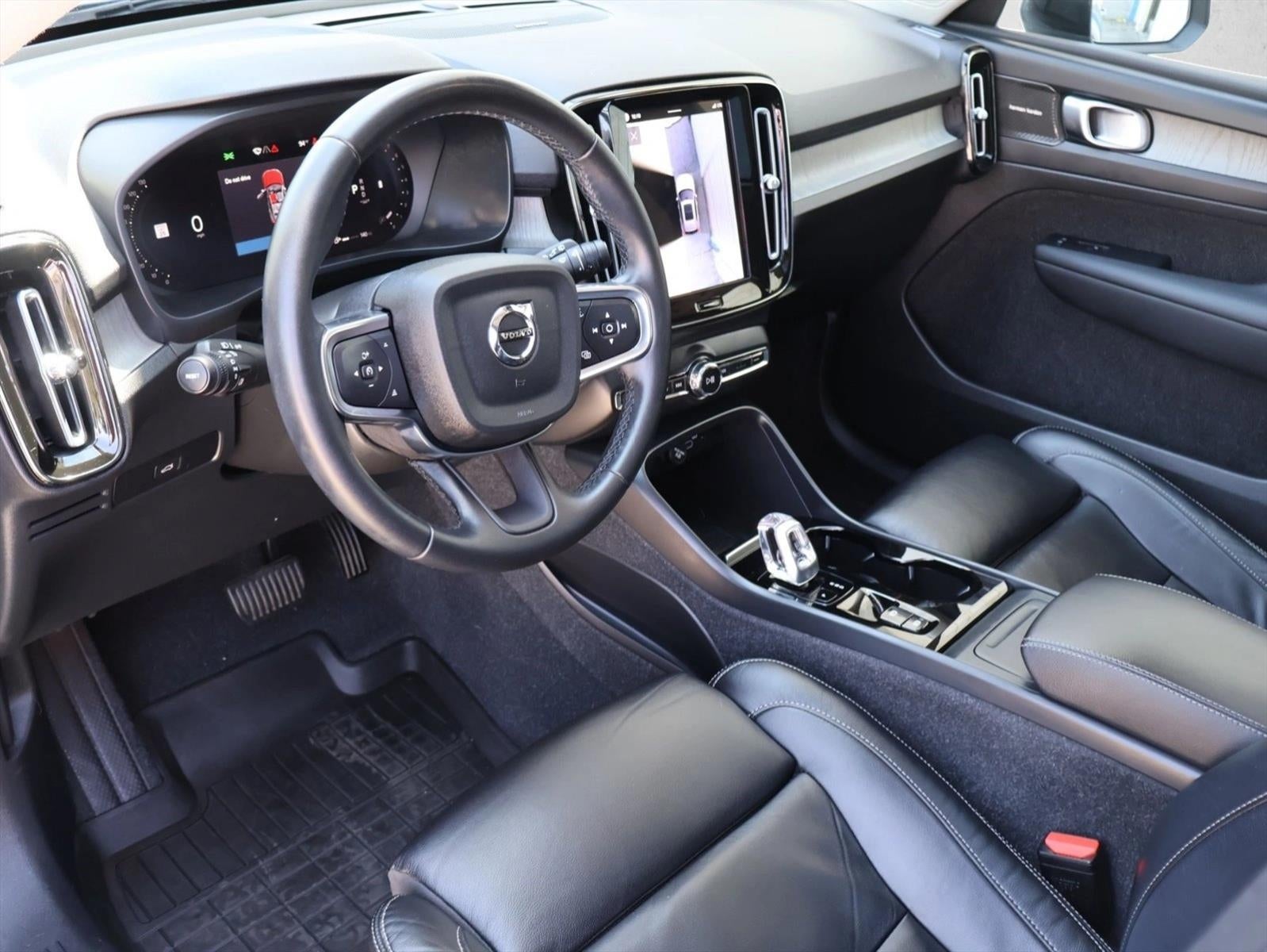 2023 Volvo XC40 B5 AWD Ultimate Dark Theme
