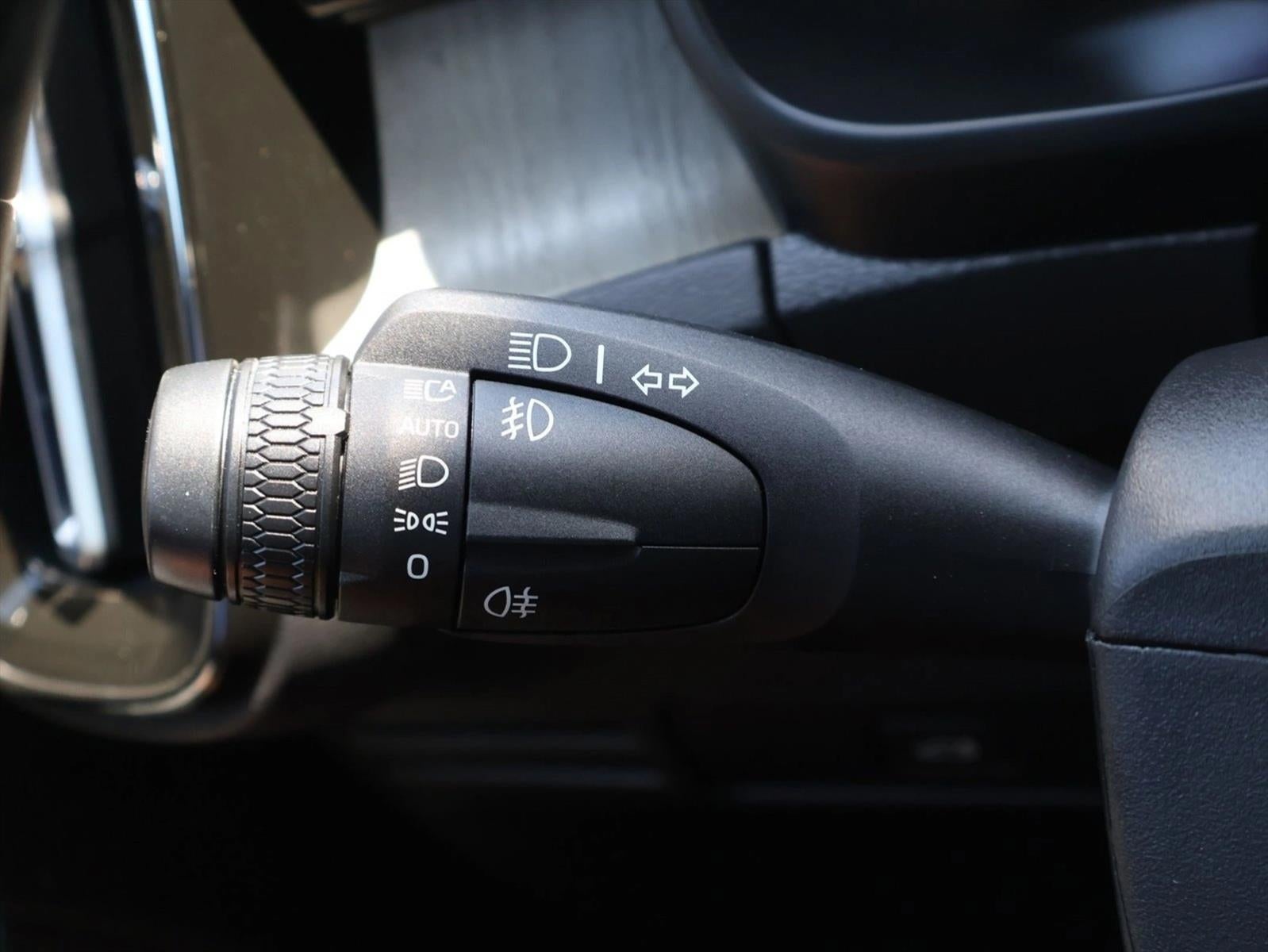 2023 Volvo XC40 B5 AWD Ultimate Dark Theme