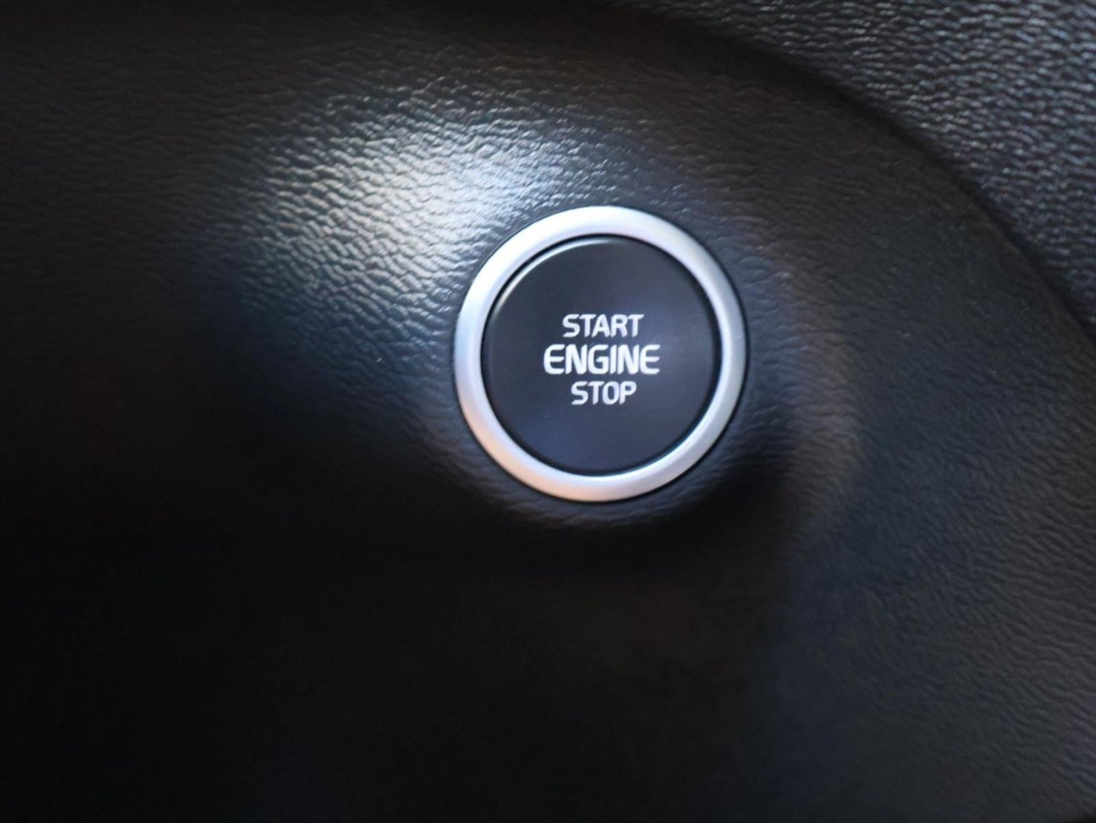 2023 Volvo XC40 B5 AWD Ultimate Dark Theme