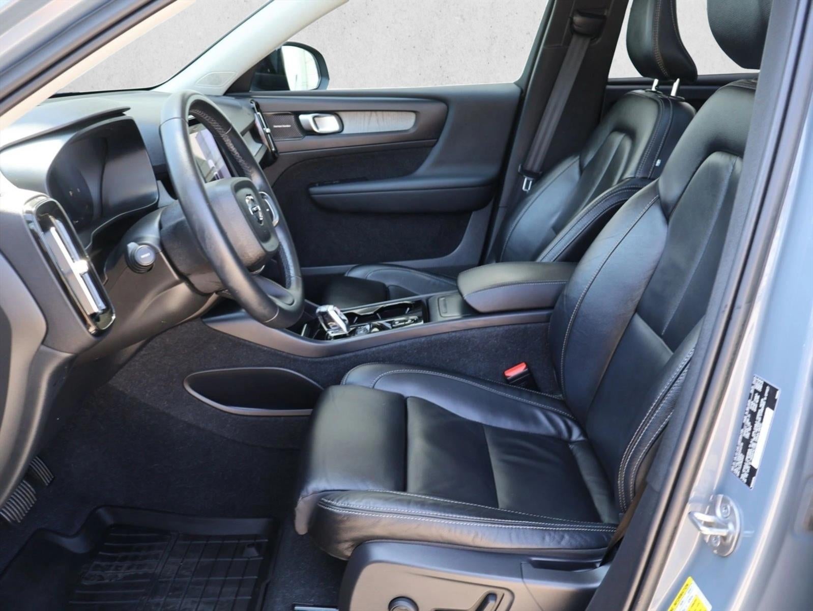 2023 Volvo XC40 B5 AWD Ultimate Dark Theme