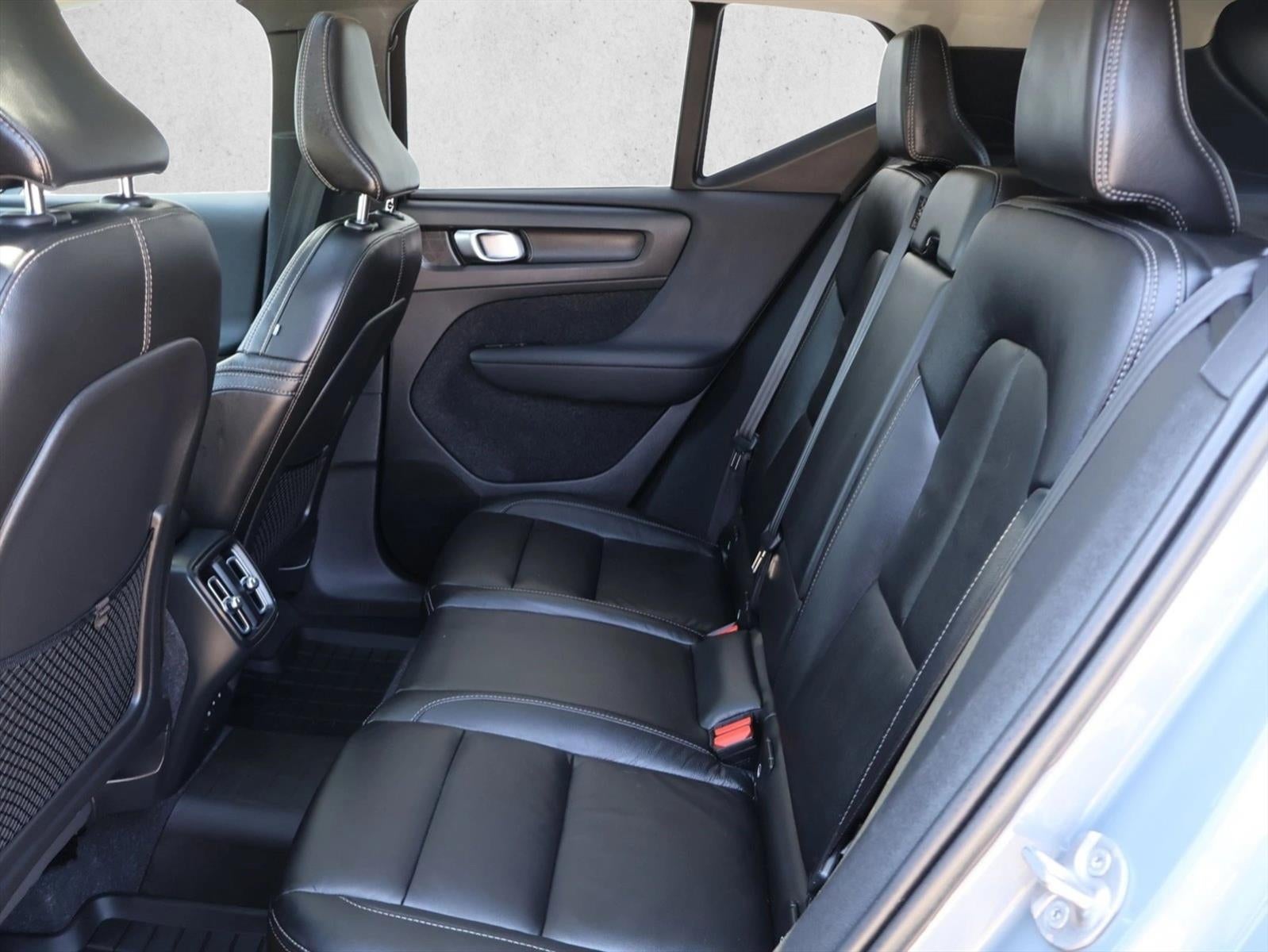 2023 Volvo XC40 B5 AWD Ultimate Dark Theme