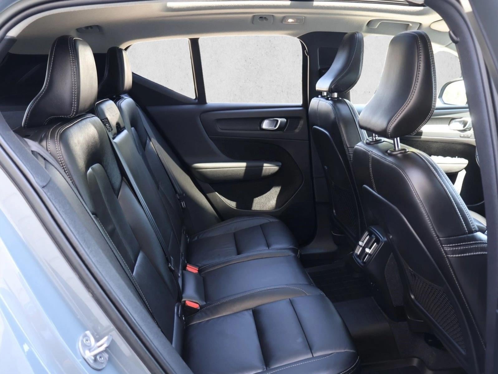 2023 Volvo XC40 B5 AWD Ultimate Dark Theme