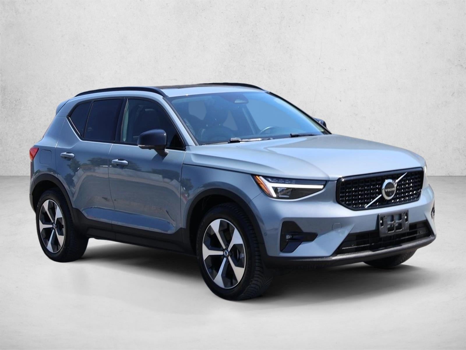 2023 Volvo XC40 B5 AWD Ultimate Dark Theme