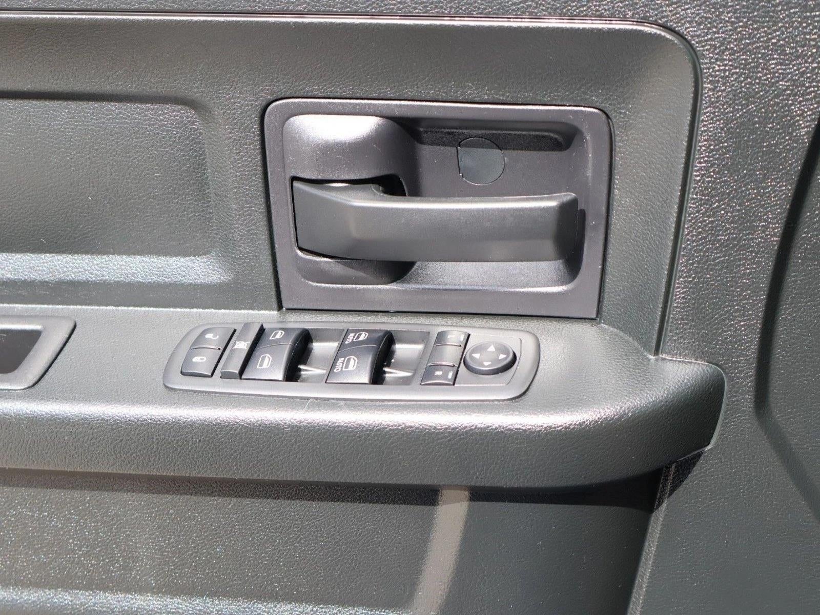 2018 RAM 1500 Express 4x4 Crew Cab 5'7" Box