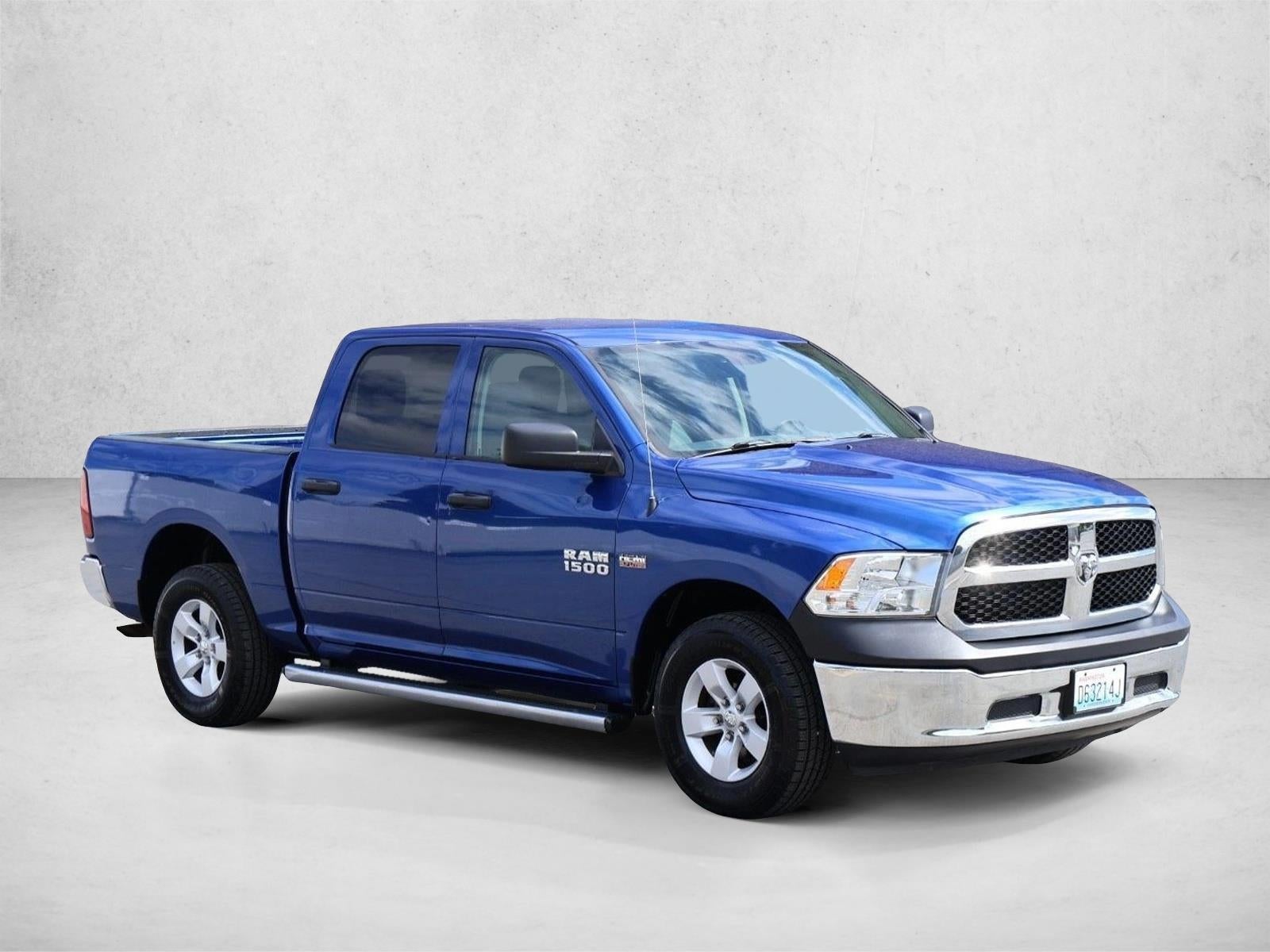 2018 RAM 1500 Express 4x4 Crew Cab 5'7" Box
