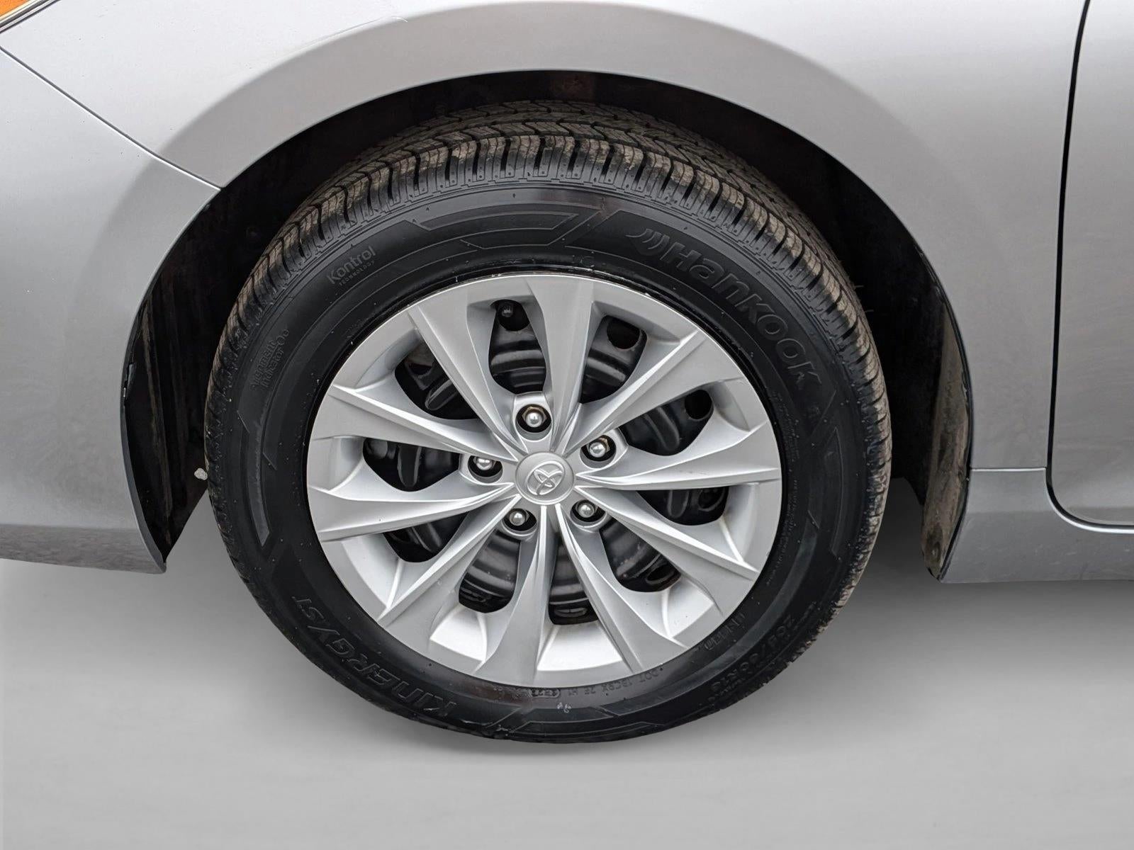 2017 Toyota Camry Hybrid LE CVT (Natl)