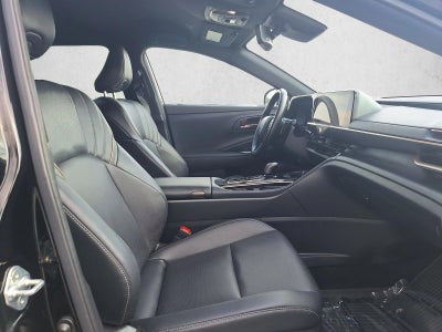 2025 Toyota Crown Signia XLE AWD (Natl)