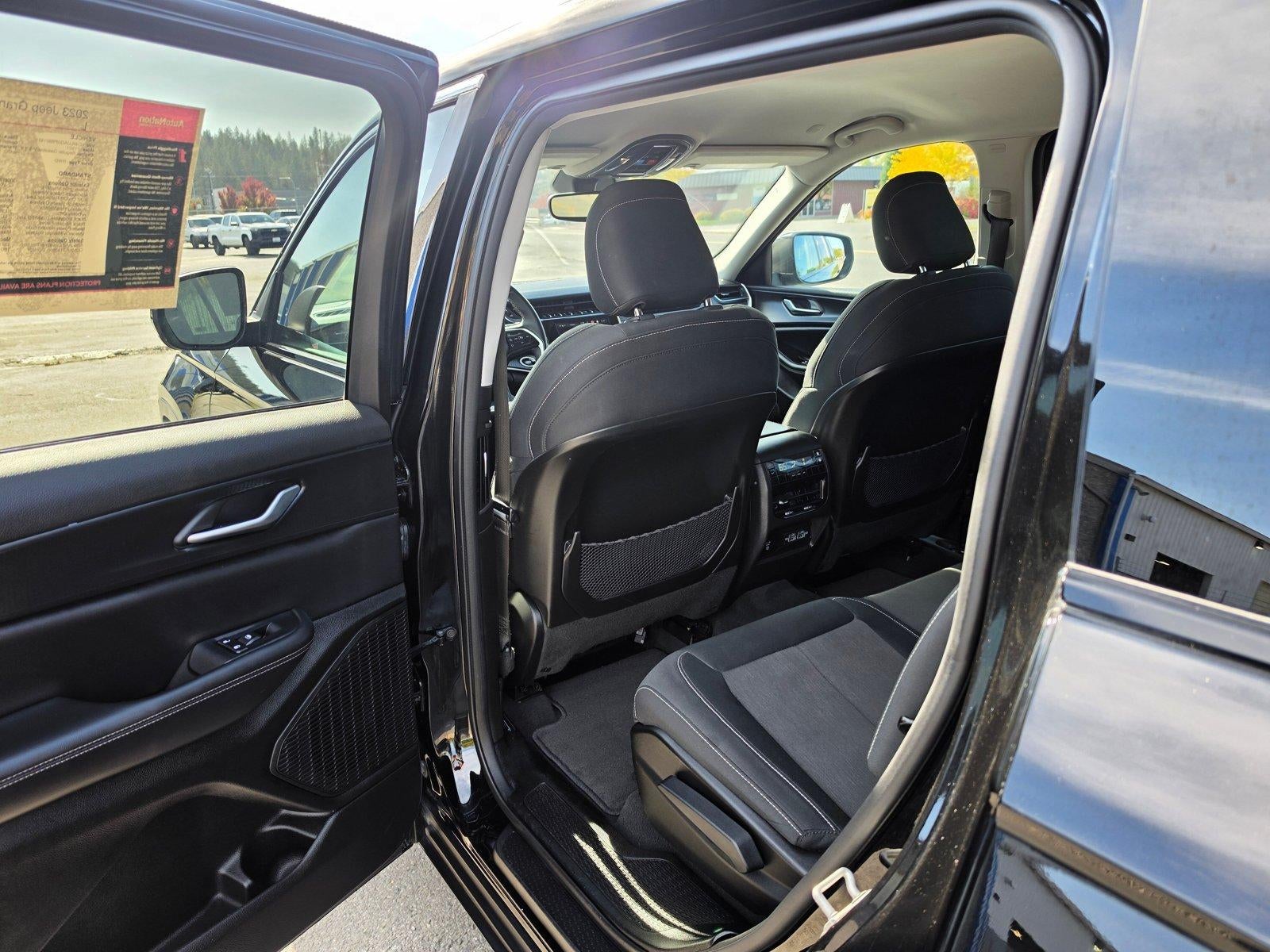2023 Jeep Grand Cherokee L Laredo 4x2