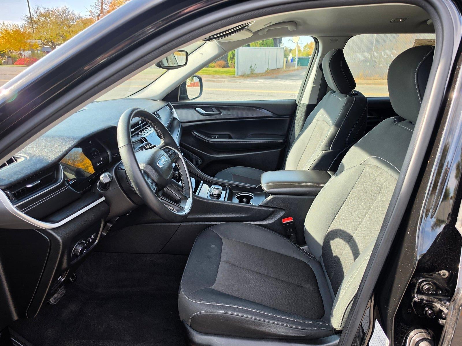 2023 Jeep Grand Cherokee L Laredo 4x2