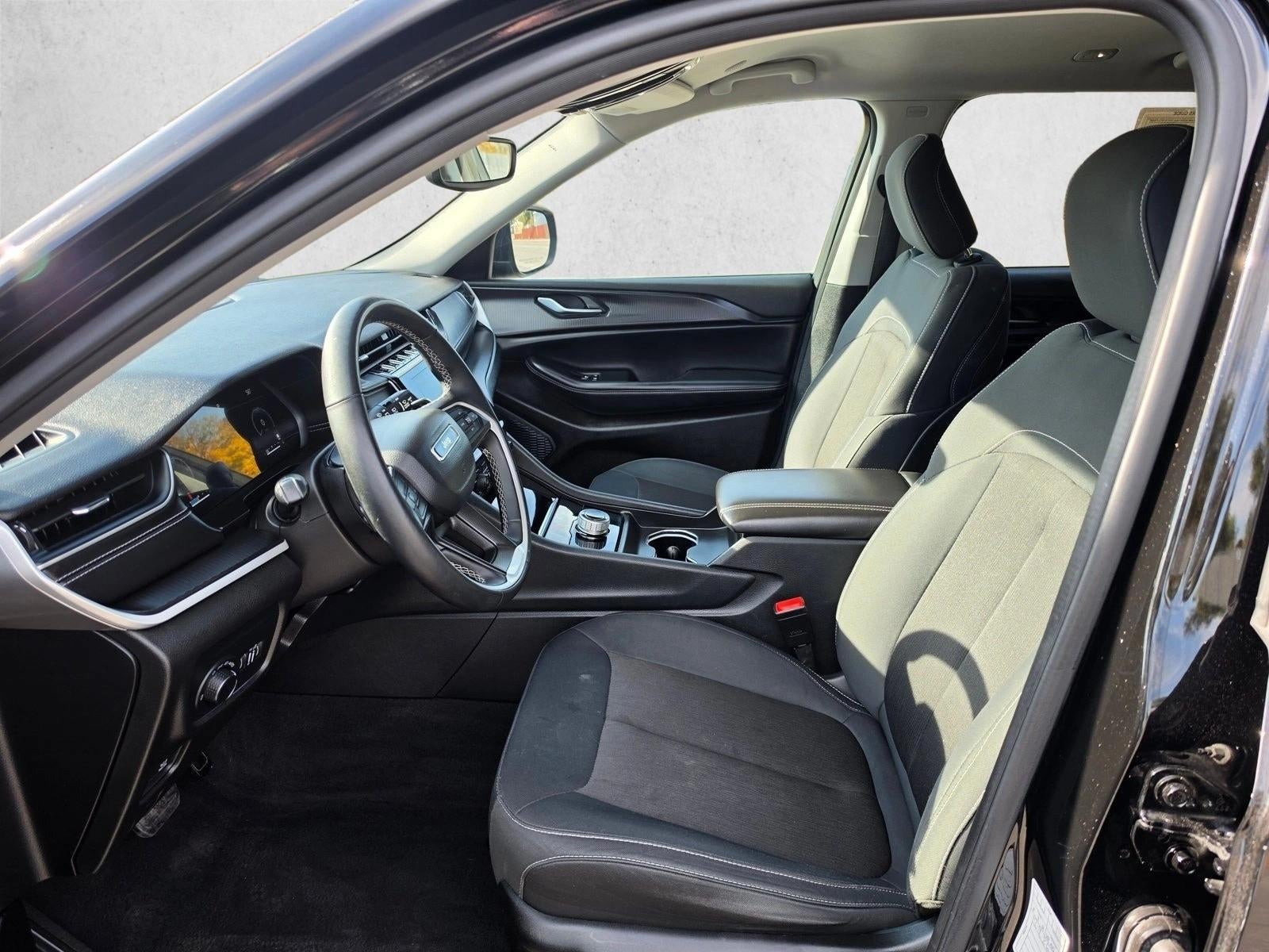 2023 Jeep Grand Cherokee L Laredo 4x2