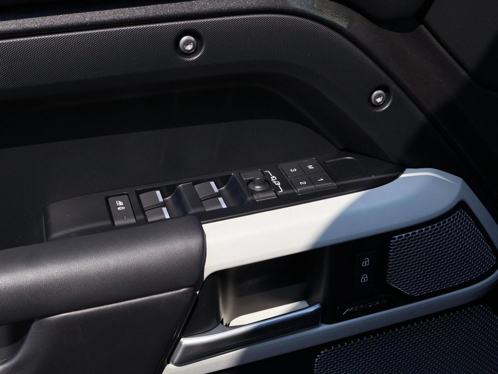 2024 Land Rover Defender 130 P400 X-Dynamic SE