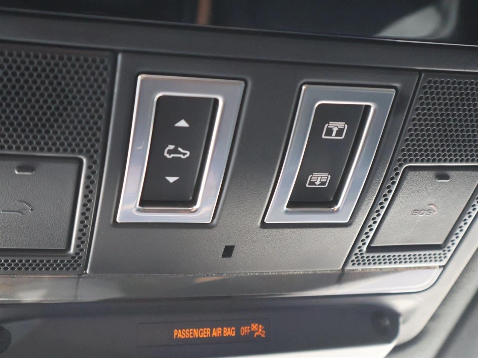 2024 Land Rover Defender 130 P400 X-Dynamic SE