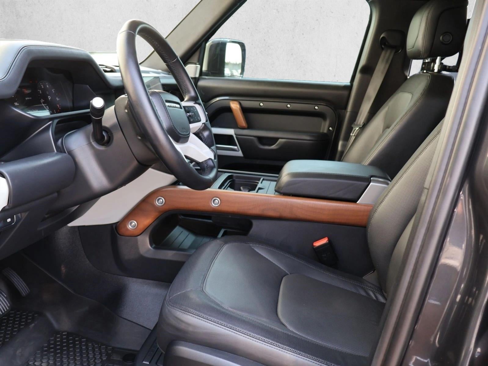 2024 Land Rover Defender 130 P400 X-Dynamic SE